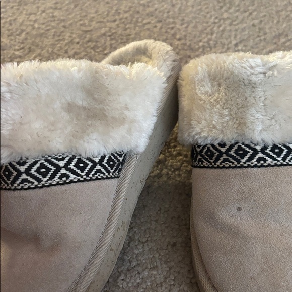 Minnetonka Slippers size 6 - Picture 6 of 7